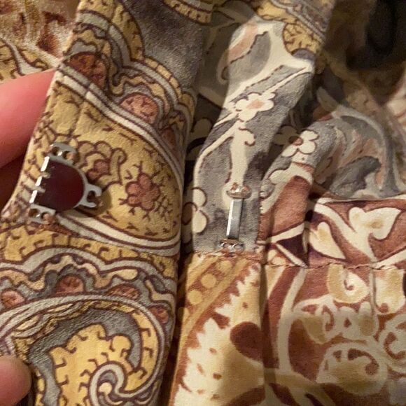 100% silk vintage long sleeve button down wrap dress. Neutral earth tin colours - Picture 11 of 13